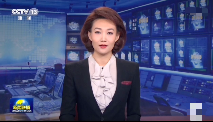 央视天团聚会！李梓萌穿露肩装颜值出众，仨新晋美女主持同框比美