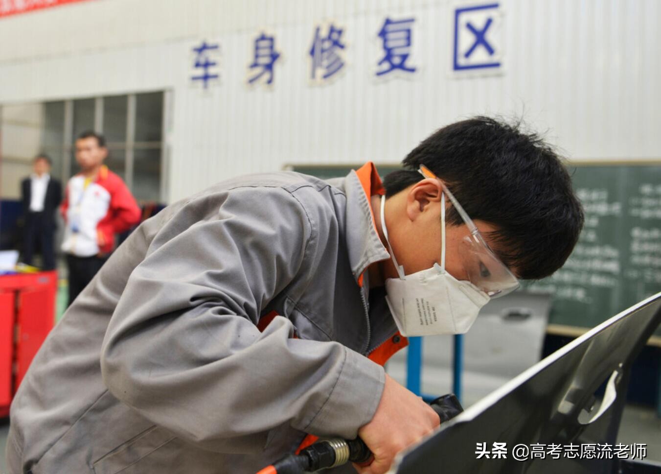 初中考不上高中，读“3+2”职高好还是上技校好？职高的路会更宽