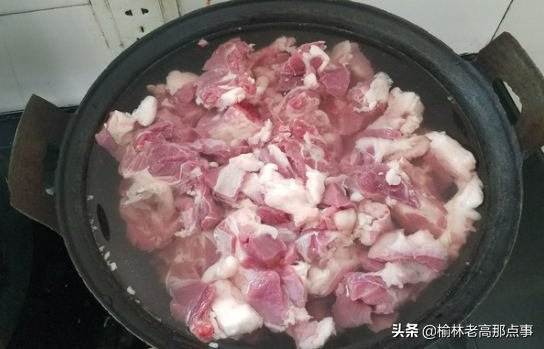陕北铁锅炖羊肉(香气四溢，陕北铁锅炖羊肉醇厚美味)