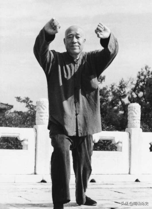 论李天骥的实战能力，抗战时参加过武士队，乃我国10大武术名师