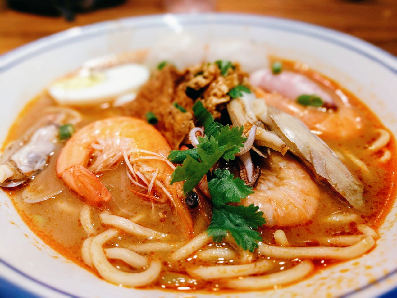 沙茶面这是一种用沙茶酱当做汤头的海鲜面,面条是碱水油面,通常里面有