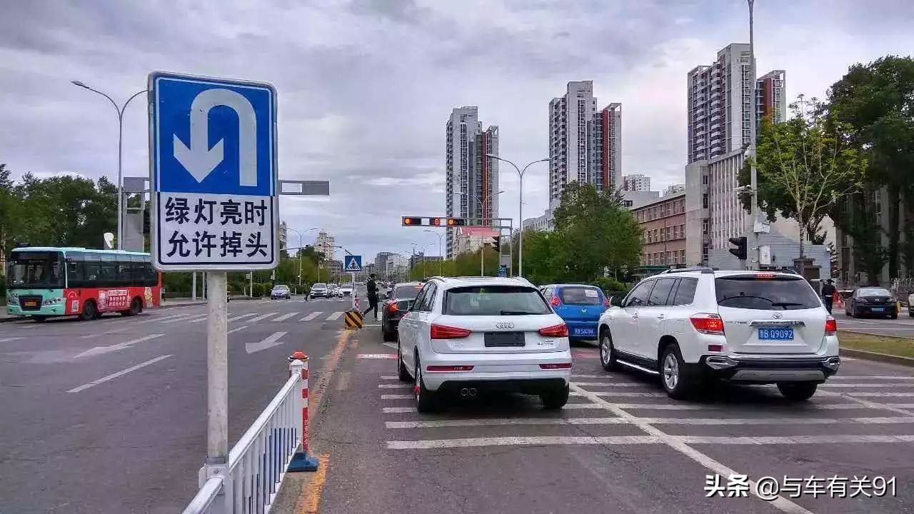 路口掉头用不用看信号灯？这才是正确走法，很多新手走错被扣分