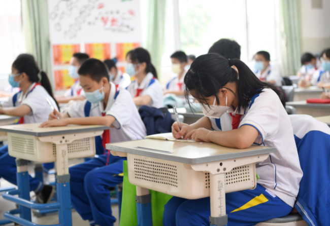 女教师穿人体器官上课,生动形象让学生印象深刻,家长:不知羞