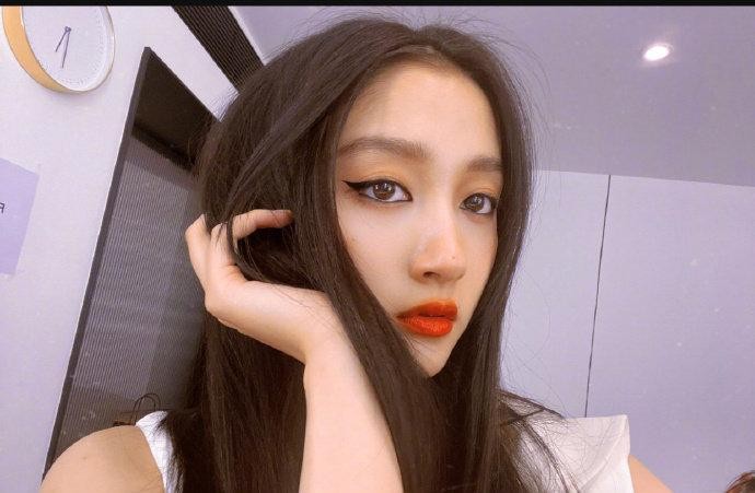 关晓彤染一头蓝发再上热搜,五官精致太显白了,发质看着也挺好