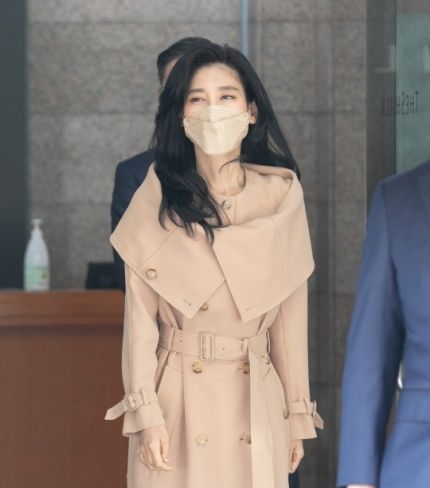 李富真可算想到换发型,烫了个有坠感的长卷发,清甜感扑面而来