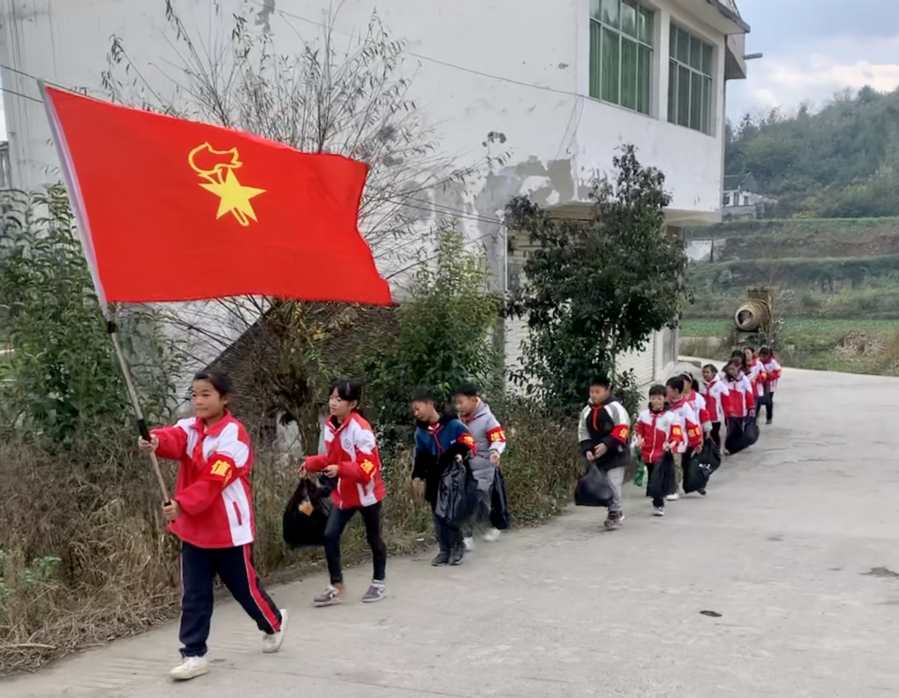 黔西市洪水镇洪水小学开展少先队建队纪念活动(图1)