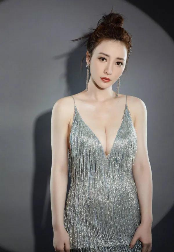 柳岩巨乳身穿深V吊带裙的她秀出丰满上围