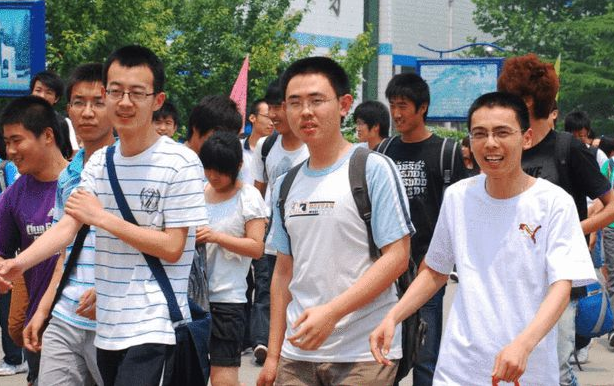 新高考“受欢迎”选科组合，容易拿高分和优势，但中等生不适合