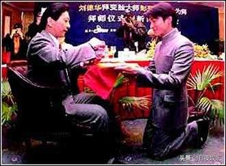 7位当众下跪的明星：有人为了感谢，有人为了献媚，有人为了爱情