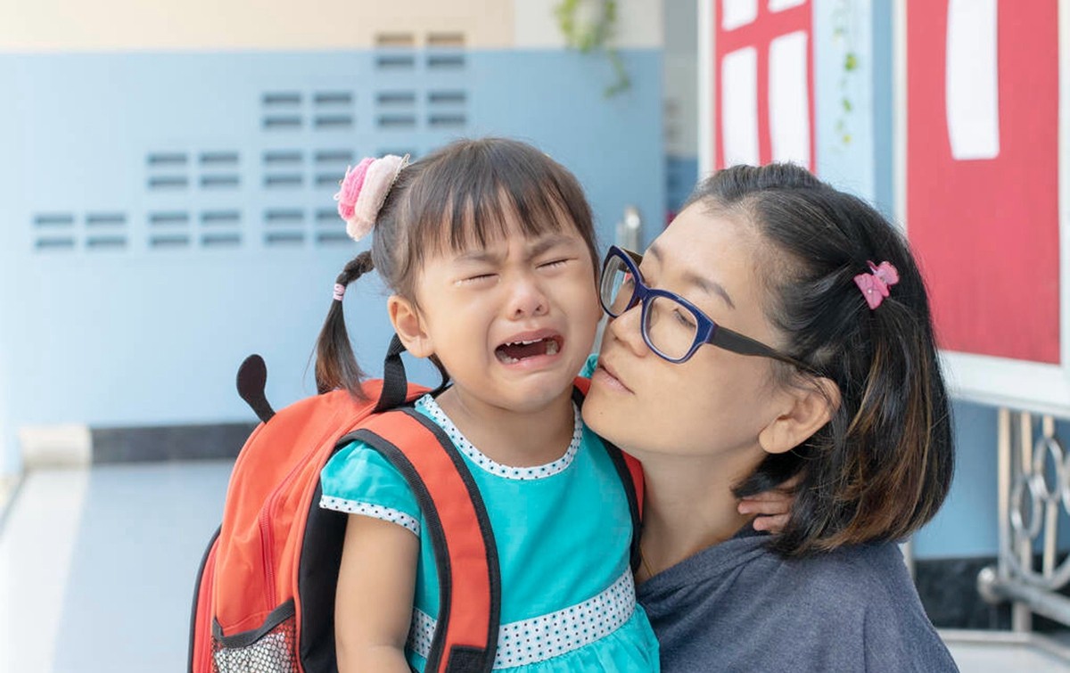 当孩子哭闹不愿意去幼儿园时，家长要明白什么该说，什么不该说