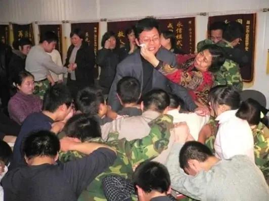 “雷电法王”杨永信的网瘾中心被关闭后干嘛去了？远比想象的滋润