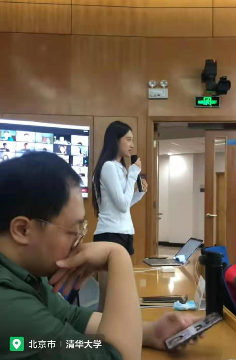 为与国际接轨，清华已有700门课全英文授课，有人担心会弊大于利