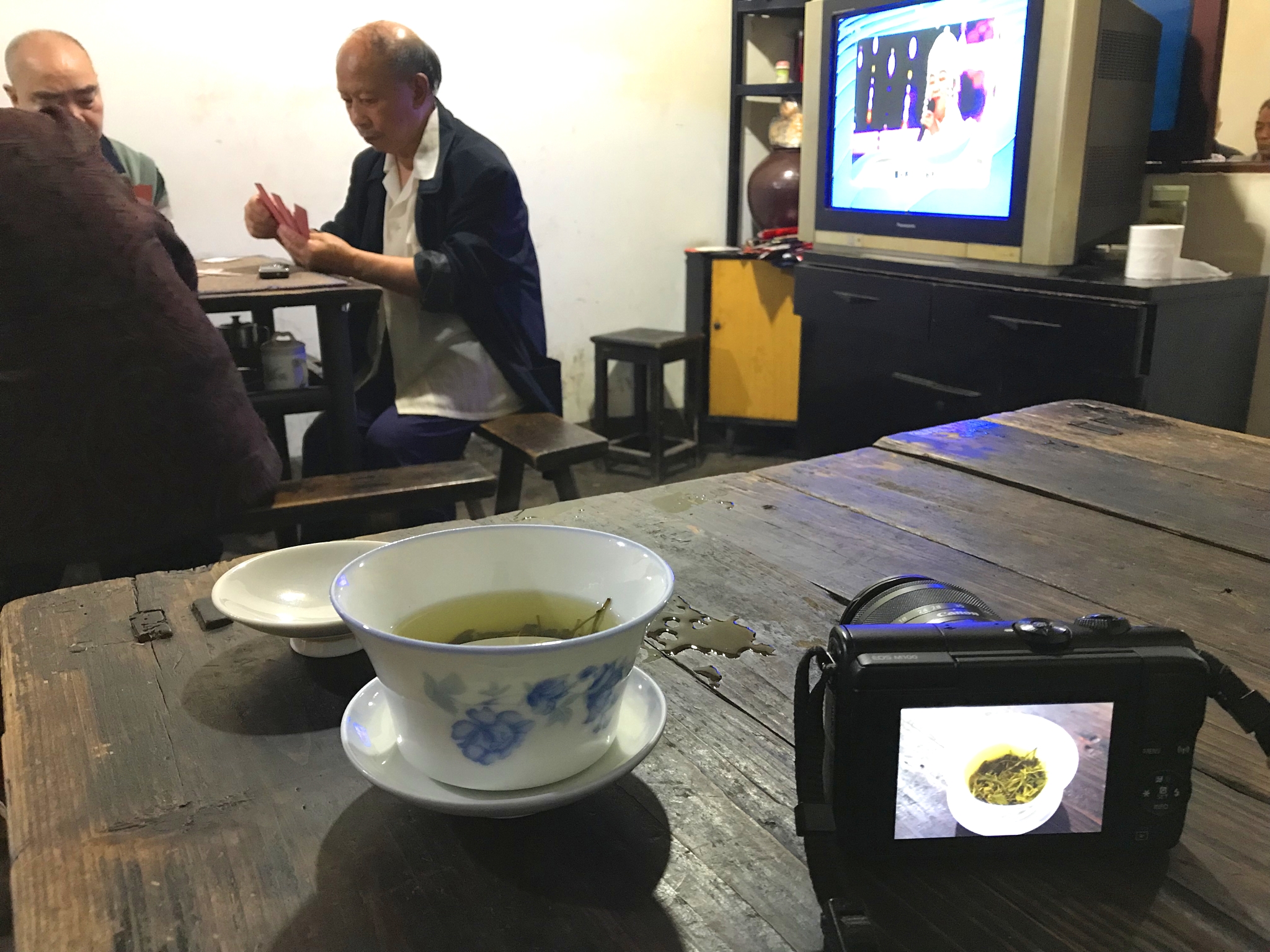 旅行中去过的那些茶馆,有千人喝茶的壮观场面,最便宜的1元1杯