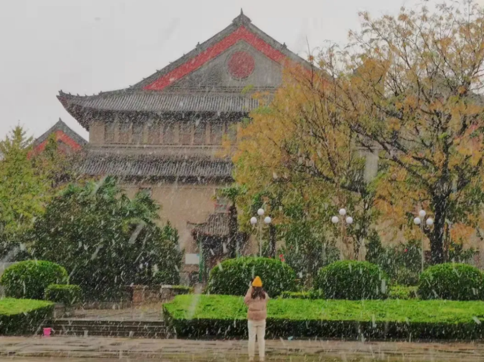 河南这所大学吃住条件超好！有3大校区，10余个食堂，还早早供暖