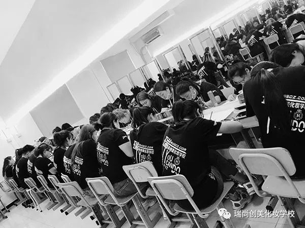 毕业一年成为高级化妆师，只因选对了化妆培训学校