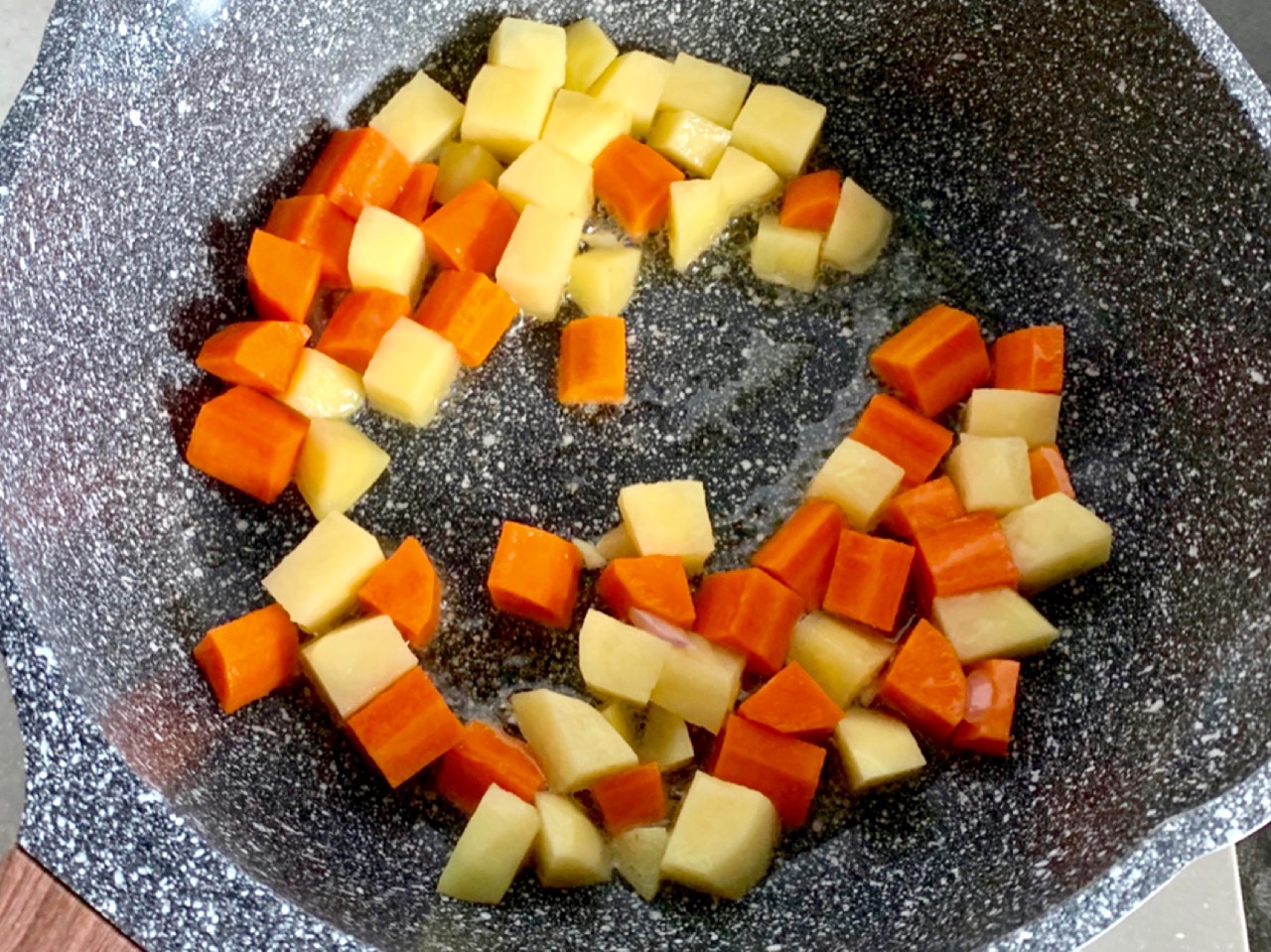 鸡肉这样做太入味了，汤汁浓郁，拌饭吃味道更好