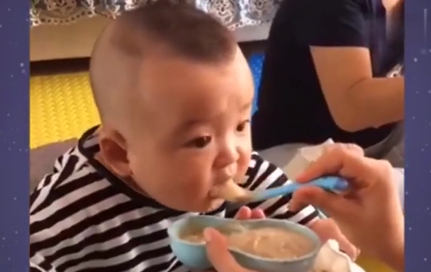 宝妈给儿子喂辅食，淡定儿子秒变“小奶狗”，面部表情让人笑出声