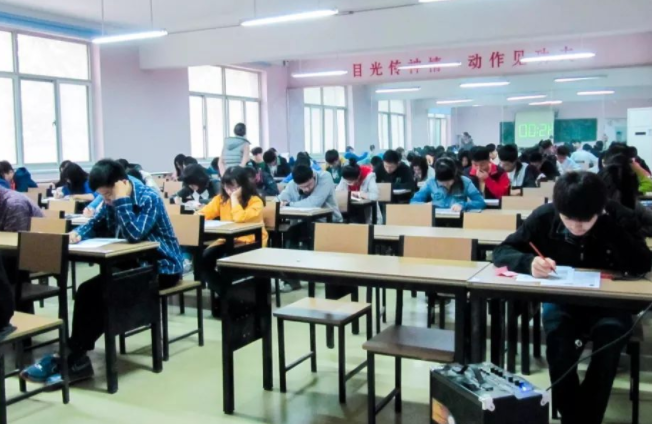 高考没过本科线，却收到多所大学的录取通知书？过来人劝你要当心