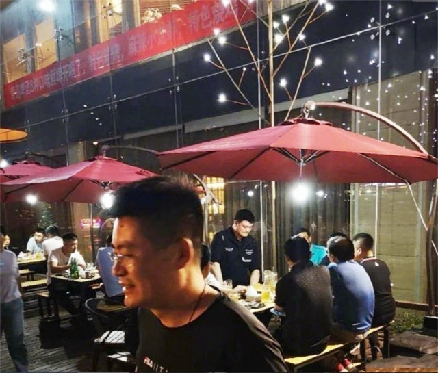2米26姚明又长高了？低头都快碰到吊花灯，坐大沙发像挤宝宝椅
