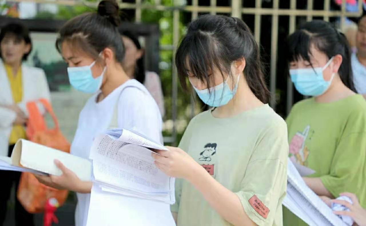 北京考生提前30分钟交卷，还口出狂言，引发网友吐槽