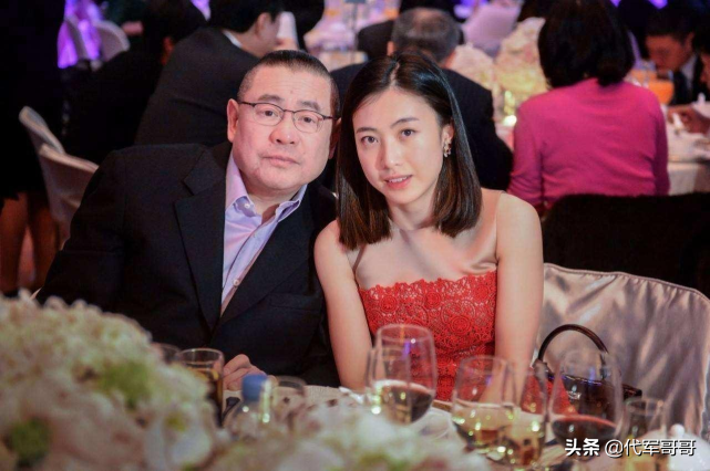 杨威送妻子2万元手机！男星送妻子生日礼物谁最大方？