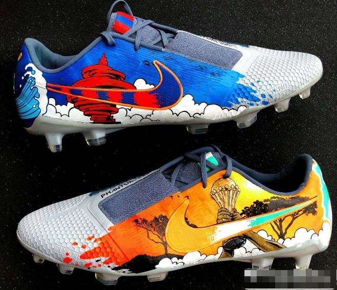 亚亚图雷获赠知名画家手绘的足球鞋,令其爱不释手