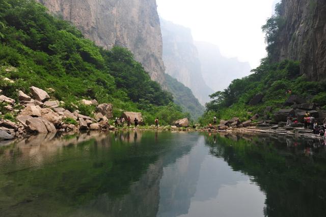 这景区四季瀑布千年泉，有千古未解之谜，云霞缭绕如仙境，免门票