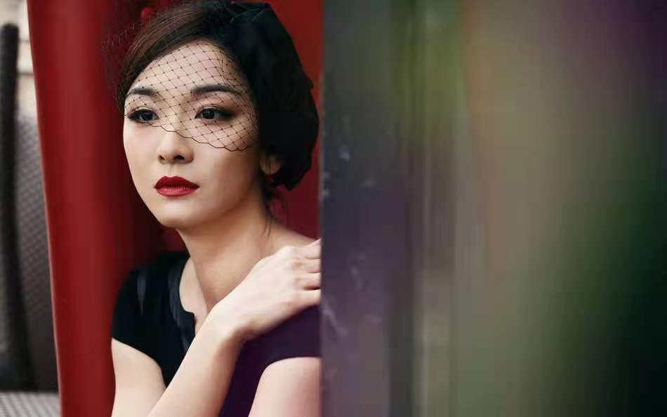 她方丽君曾和高茂雄有过一段情以及高茂雄制造好顺心假药的错而离婚