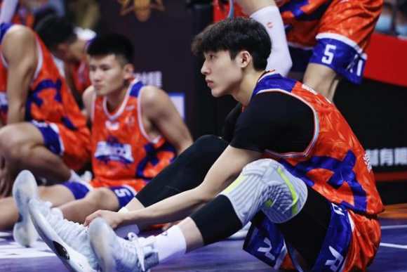 吉林大学“最帅校草”走红，被称为现实版流川枫，网友直呼我可以