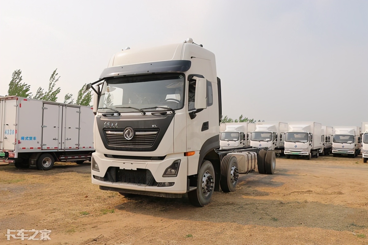 东风300马力6x2载货车 Trucks
