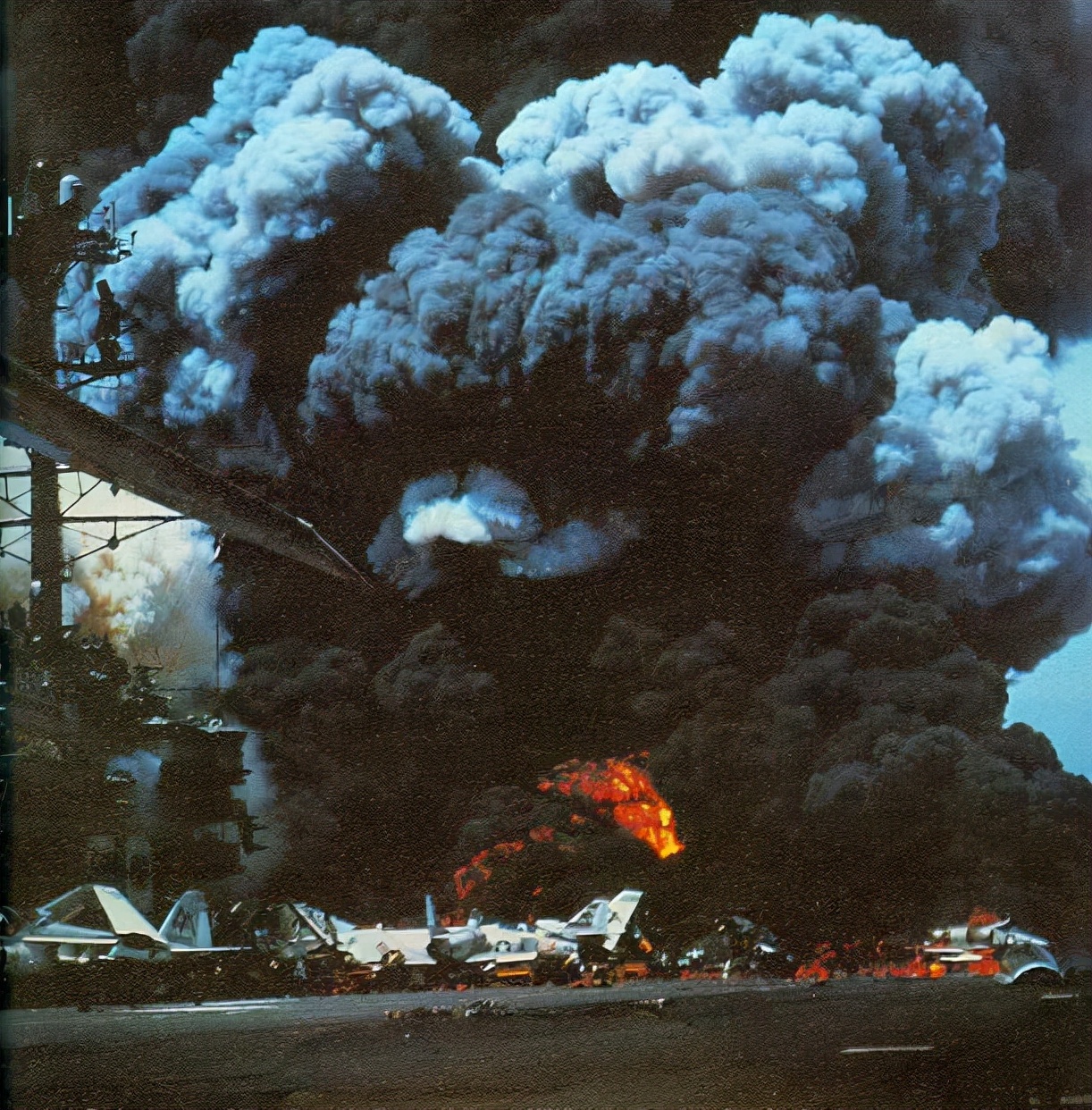 1967年,美航母在南海爆炸,21架飞机被毁134人丧命,何人所为?