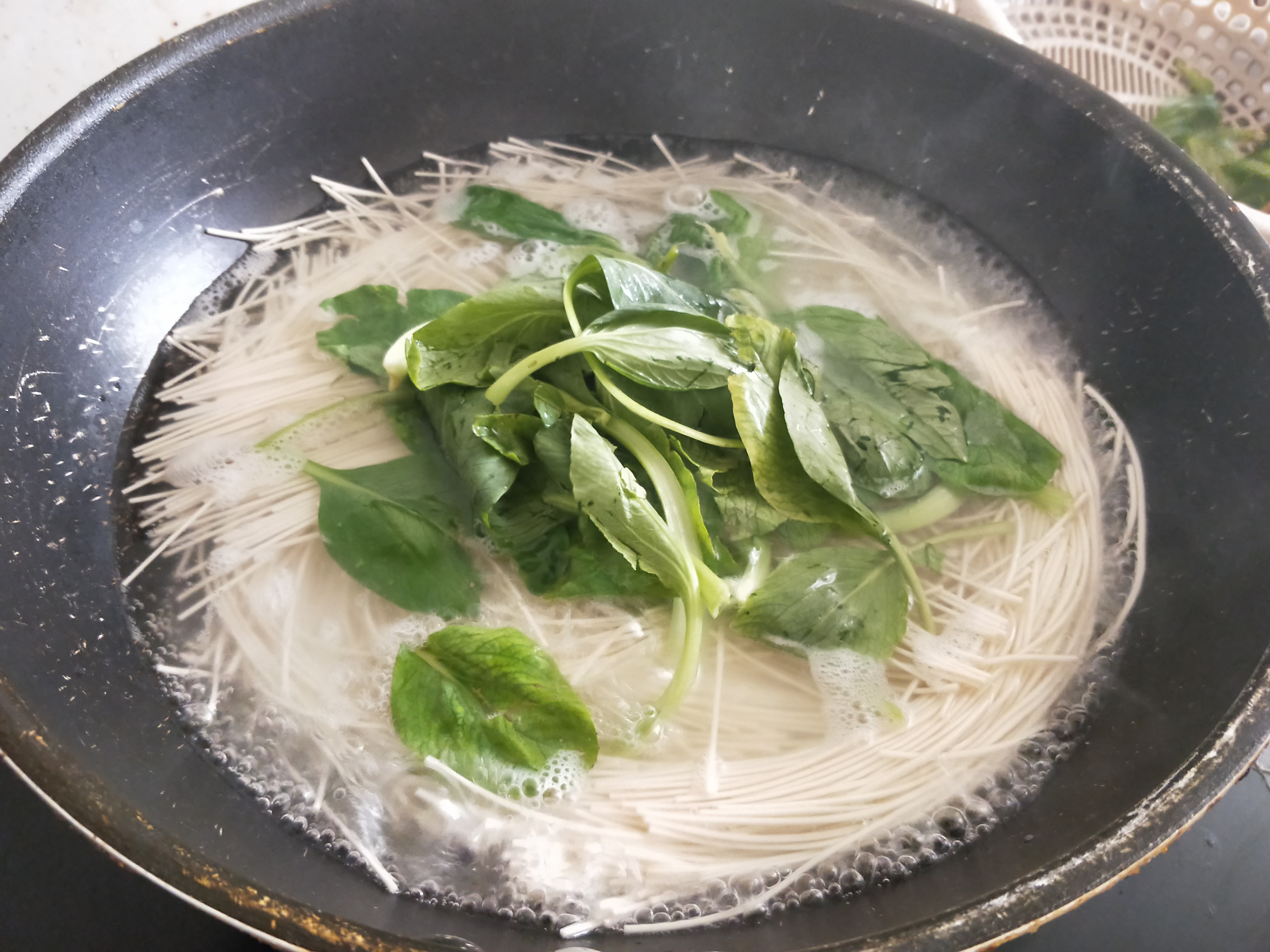 煮挂面时，开水下锅就错了！牢记这4个技巧，面条劲道爽滑又可口