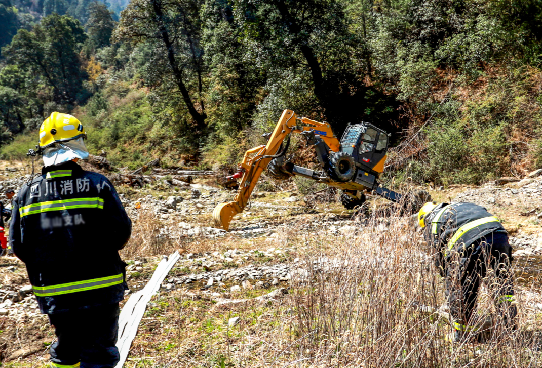紧急驰援！徐工多地形智能应急救援平台凉山木里救火显神威