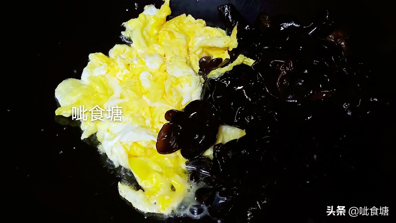 饭店的黄瓜片都是菱形的，大厨是怎么切的？只需2步你也能学会
