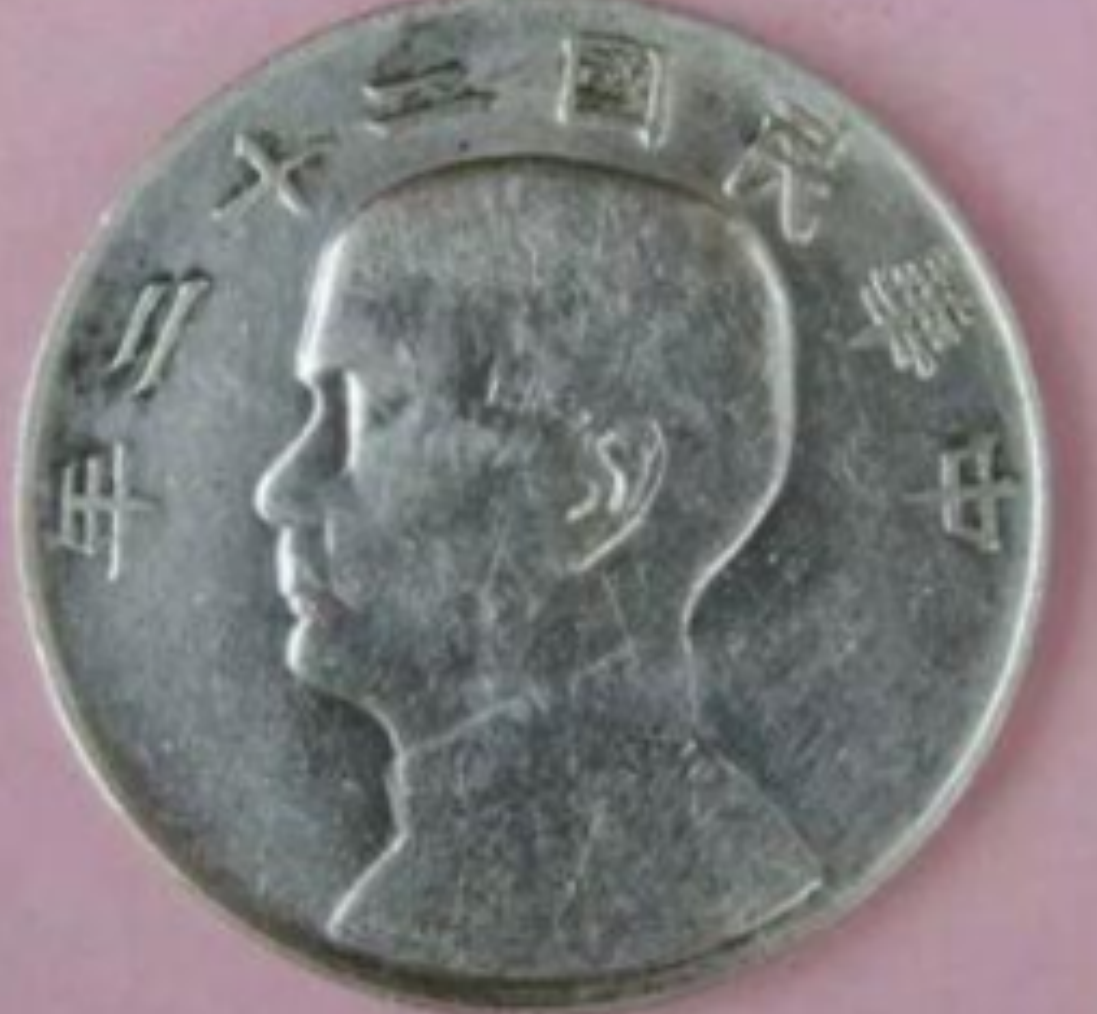 1949年，国军一飞行员驾机投奔我军，机舱里满载着蒋介石的银元