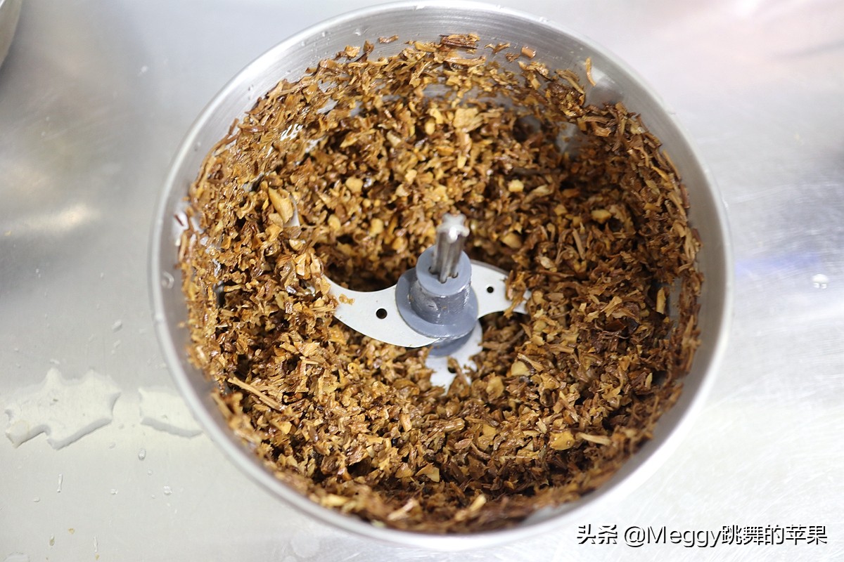 全家老少都爱的酱肉包子，酱香浓郁又暄软，左右手各2个吃撑了