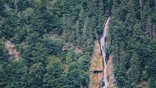 一起云旅游：山湖绝景彷若仙境，湖面倒影美哭众人