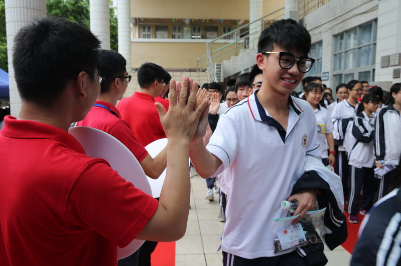 高考时不许考生戴框架眼镜？“无声考场”有新规，考生别忽视