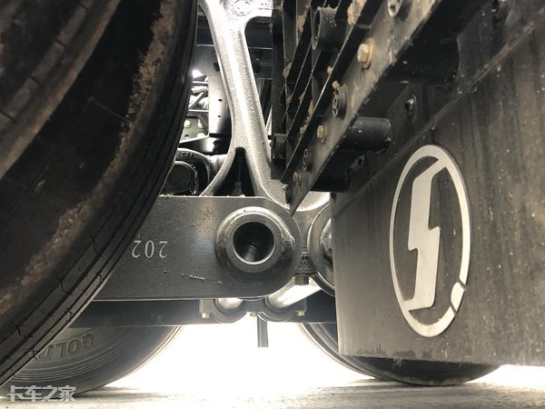 陕汽德龙X3000牵引车+新国标半挂车，这配置运输危化品够安全吗？