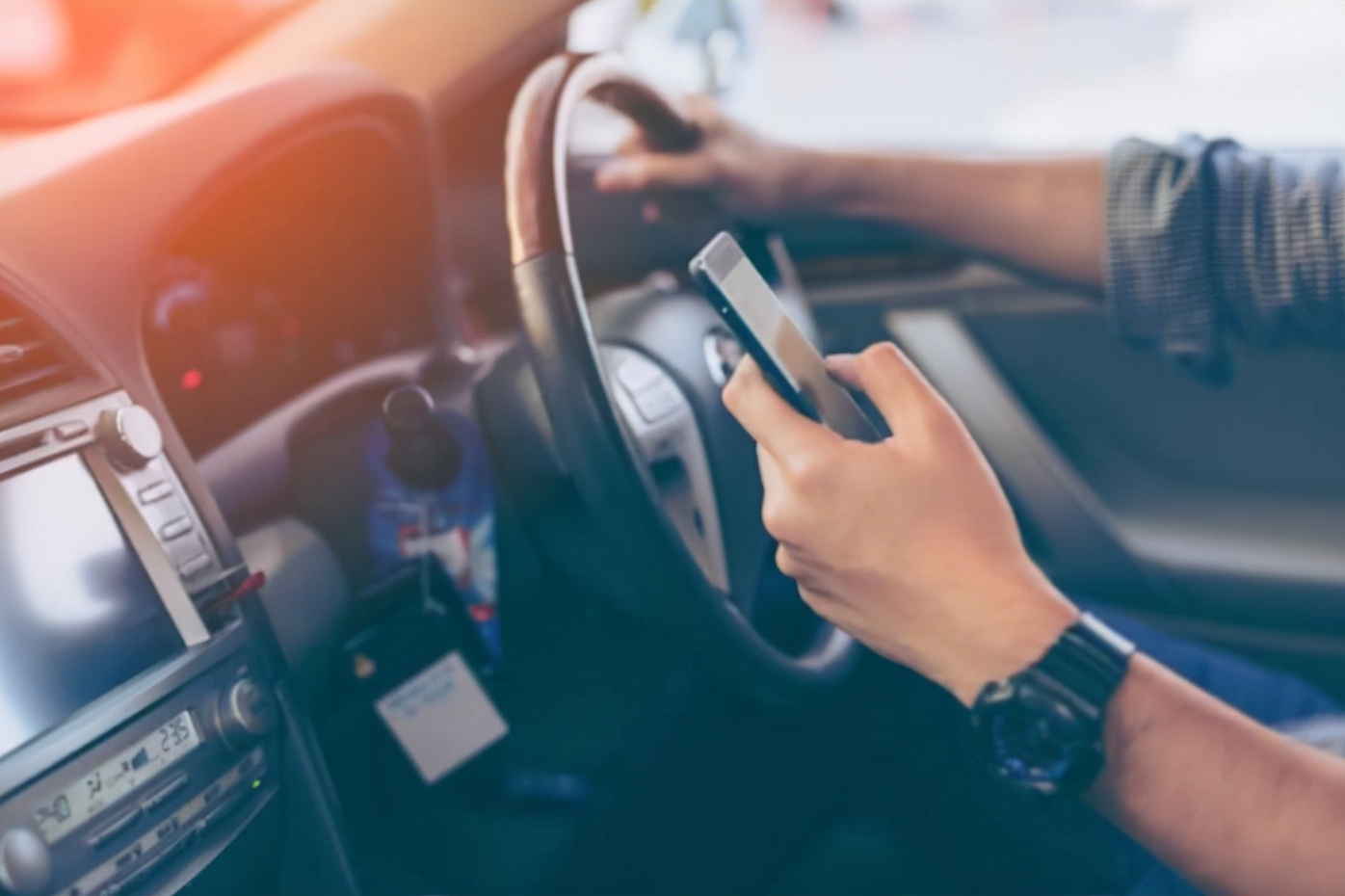 澳大利亚昆州警方展开严打驾车玩手机和未系安全带的司机