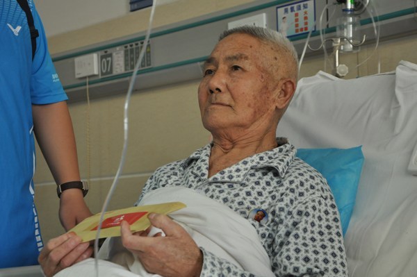 老农种地54年,没钱给女儿治病,给军队领导写信:我是毛主席警卫