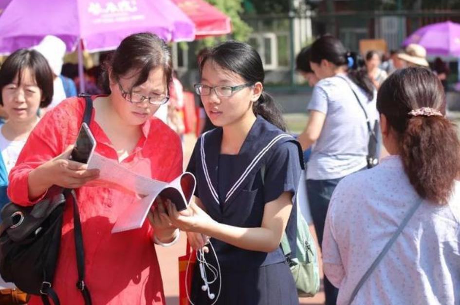 高考录取结果查询，一直显示“院校在阅”，考生有机会被录取吗？