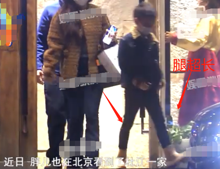 霍思燕一家三口吃饭被拍！8岁嗯哼腿长惊人，一旁服务员探头围观