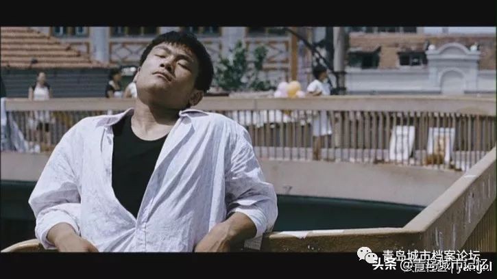 顺着刘烨的电影《硬汉》，回顾镜头中的青岛