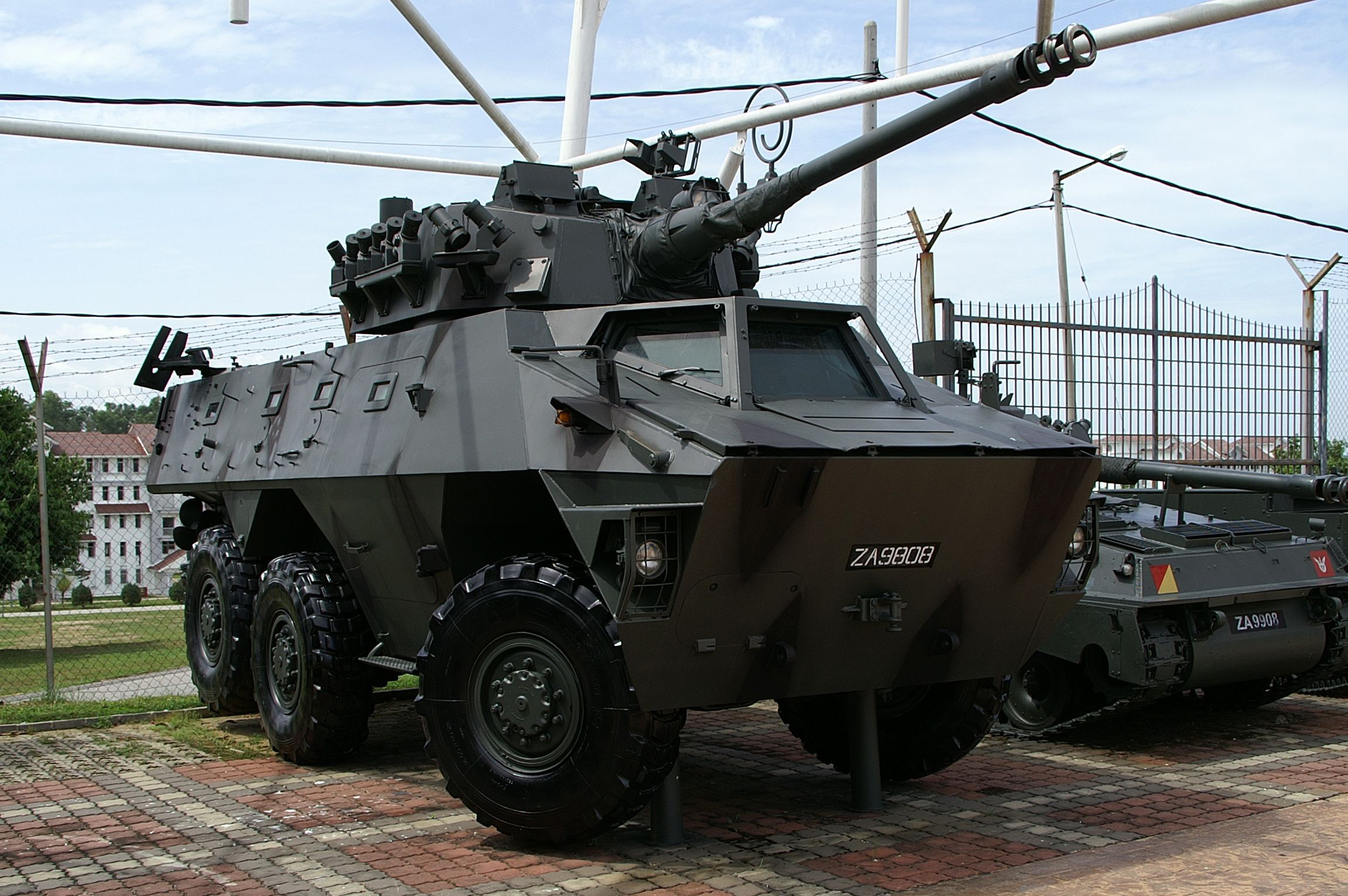 它是马来西亚所装备的一种6×6轮式突击炮,基于比利时西布玛斯轮式