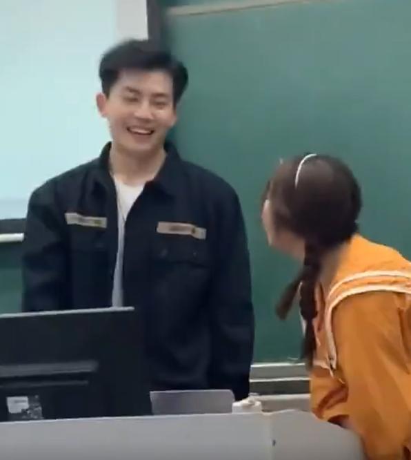 湖南一高校老师“火了”，戴上口罩像学生，取下口罩像明星