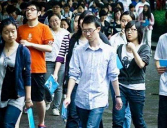 高考状元收到北大录取通知书后，却因父母的过错，被强行收回