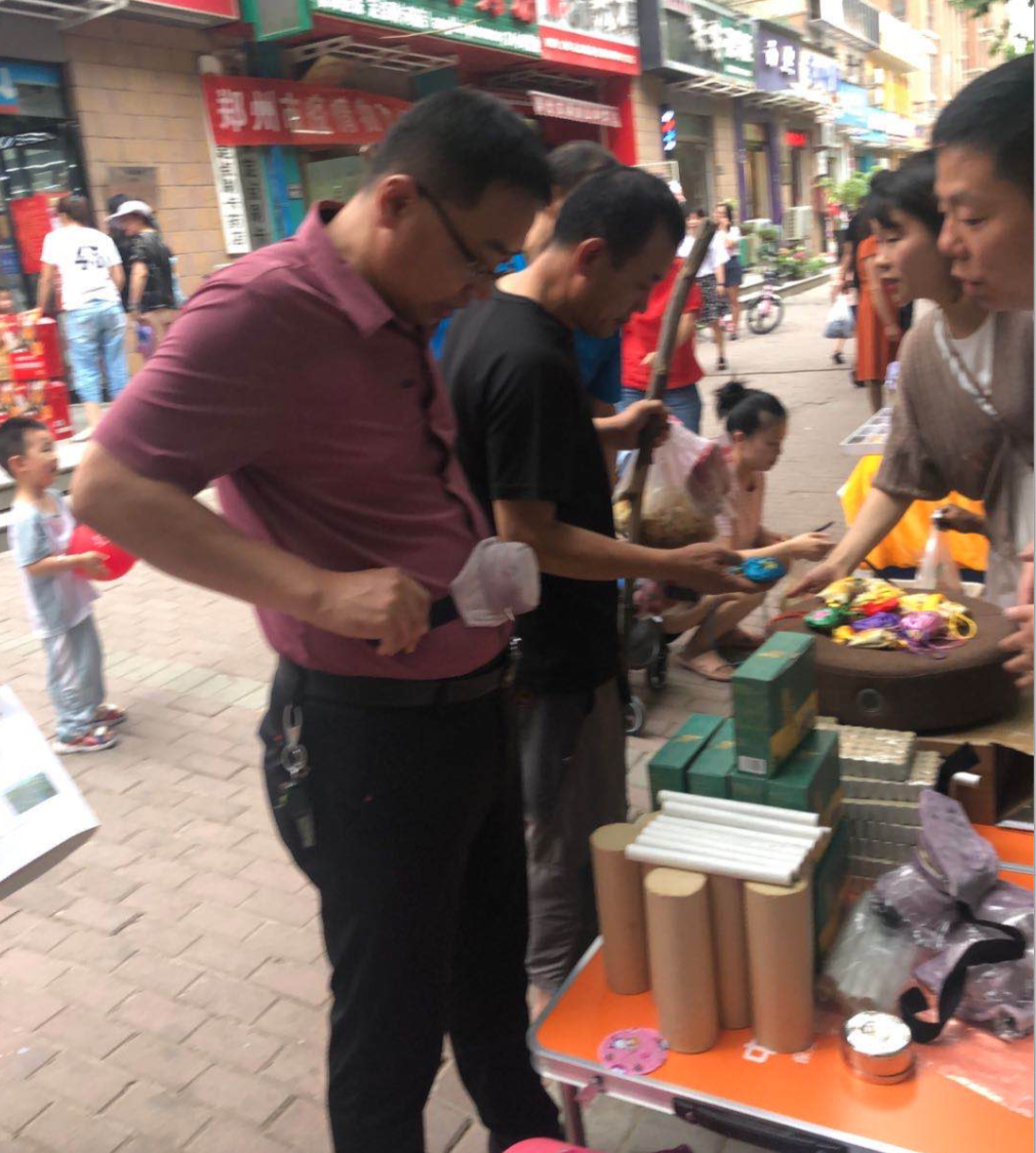 8位摊主讲述：我在城市摆地摊，理想很好、现实骨感