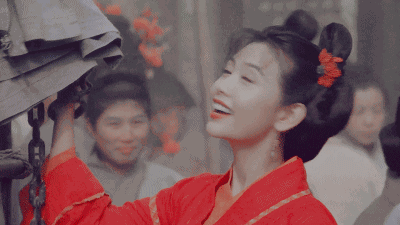 曾做著名导演10年“情人”，后嫁入豪门生3娃，今51岁成人生赢家