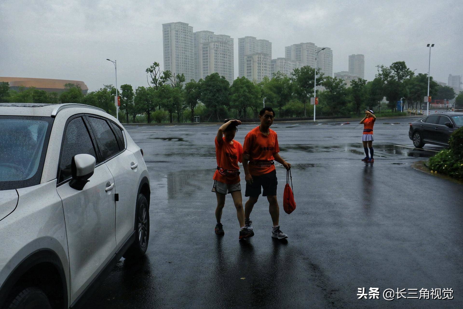 为爱奔跑！雨中，那一道七彩的虹……